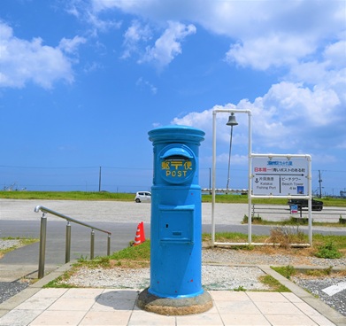 国内唯一の「青い丸型ポスト」。クリックすれば、九十九里町の地域紹介の記事が見られます 国内唯一の「青い丸型ポスト」